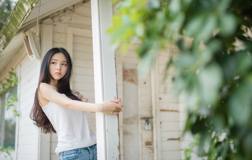 “好像蝉儿姐姐这些年也没变过，反倒是我们都快老了，你说是不是夫君偏心，传了蝉儿姐姐什么不传之秘？”小乔好奇道。